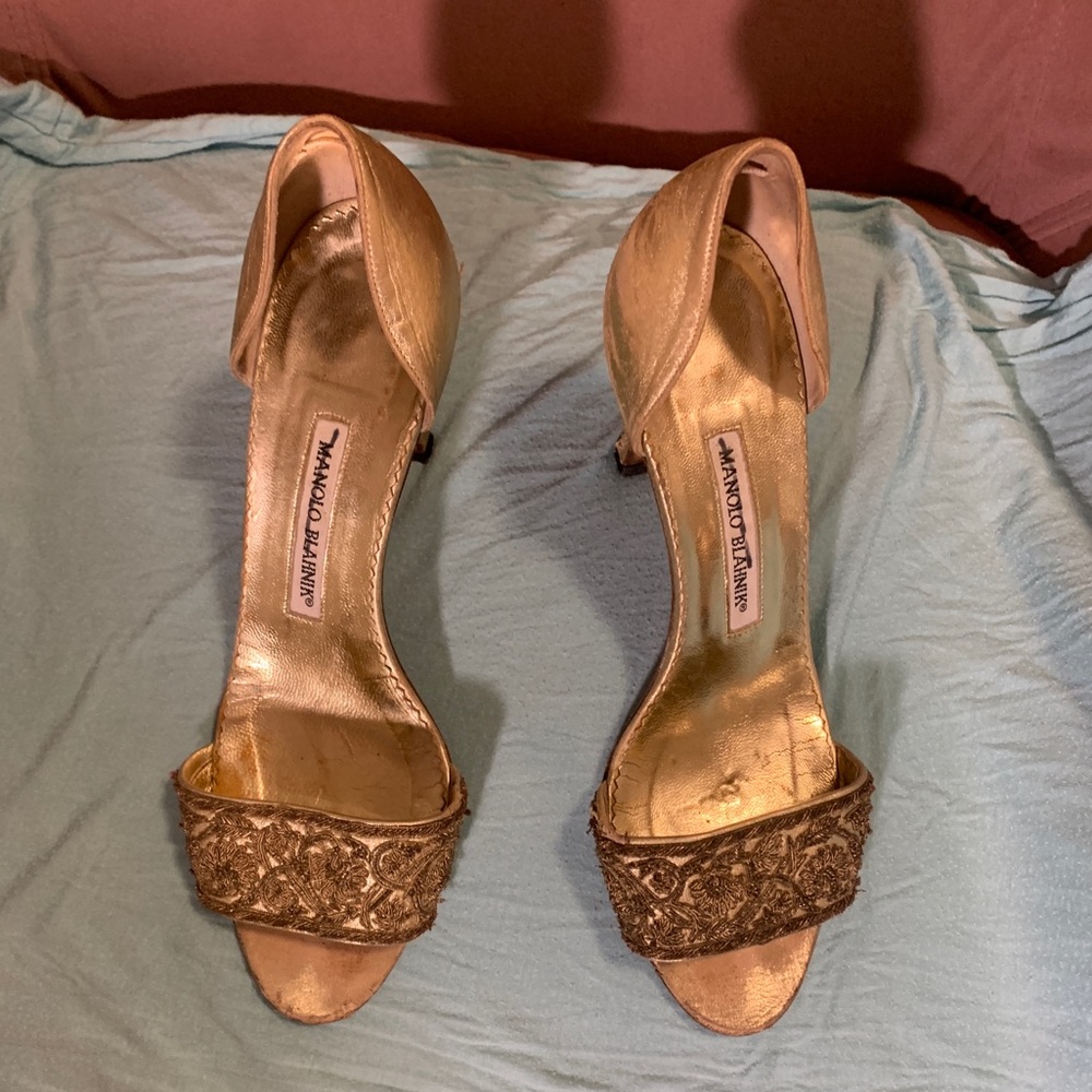 Manolo Blahnik stilettos. Size 38. Color Gold.